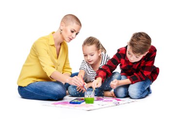 Suluboya ile resim terapist olan çocuklar. Beyaz arka plan üzerinde zorluklar kavram öğrenme çocuk sanat terapisi, dikkat ve konsantrasyon sorunları,.