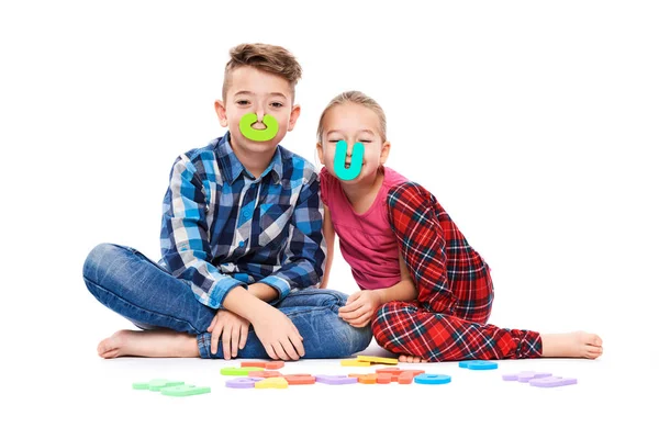 Enfants Mignons Avec Grandes Lettres Alphabet Coloré Sur Fond Blanc — Photo