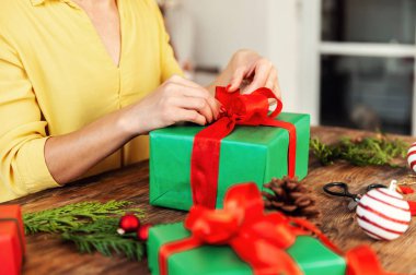 DIY hediye. Unrecognisable kadın güzel kırmızı ve yeşil Noel hediyeleri kaydırma.