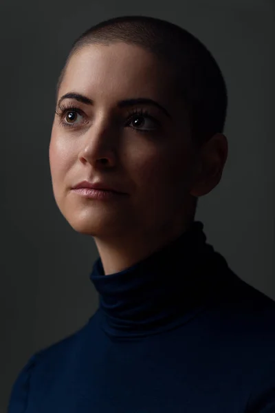 Porträt Einer Schönen Jungen Frau Mit Kurzhaarfrisur Wunderschöne Weibliche Krebspatientin — Stockfoto