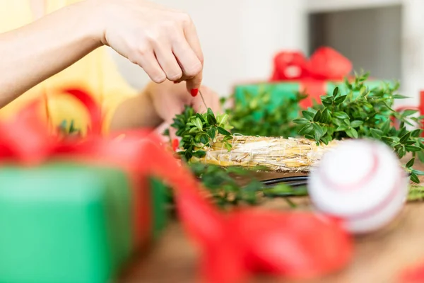 Oigenkännliga Kvinna Att Göra Jul Krans Vardagsrummet Diy Jul Dekoration — Stockfoto