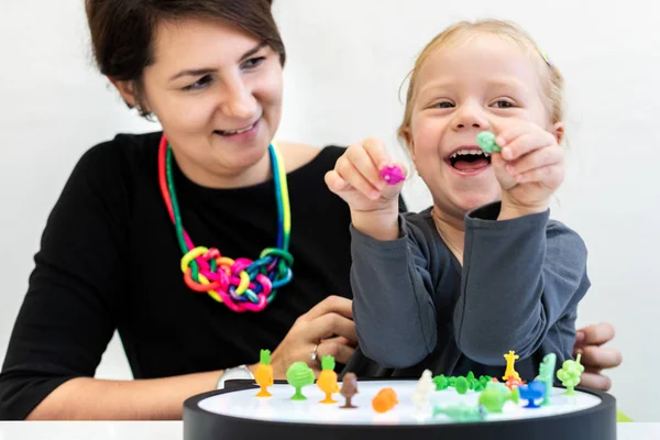 Menina Sessão Terapia Ocupacional Infantil Fazendo Exercícios Sensoriais Lúdicos Com — Fotografia de Stock