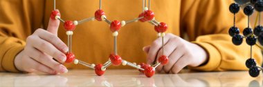Moleküler yapısı modeli tutan unrecognisable kız öğrenci. Bilim sınıf kavramı.