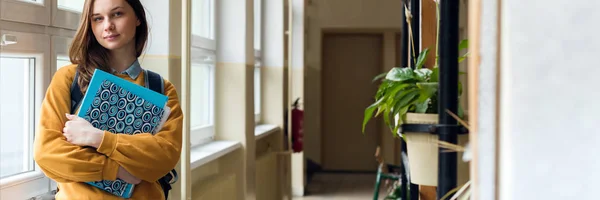 Joven Estudiante Atractiva Secundaria Pie Junto Ventana Pasillo Escuela Solo — Foto de Stock