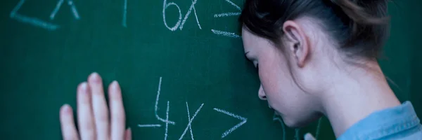 Девочка Подросток Уроке Математики Переполнена Формулой Математики Давление Образование Концепция — стоковое фото