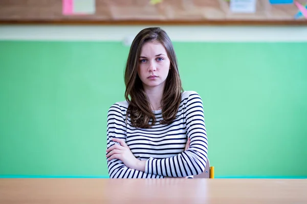 Joven Estudiante Secundaria Deprimida Ansiosa Sentada Escritorio Una Clase Con —  Fotos de Stock