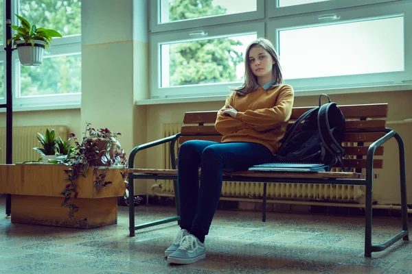 Jonge Angstig Depressief Vrouwelijke College Studenten Zitten Hal Haar School — Stockfoto