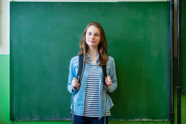 Joven Estudiante Secundaria Sonriente Confiada Pie Frente Pizarra Aula Con — Foto de Stock