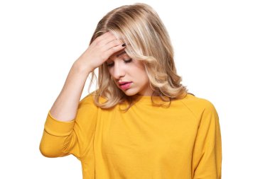 Güçlü gerilim baş ağrısı olan yorgun genç erkek vurguladı. Duygu baskı ve stres. Elinde beyaz arka plan üzerinde kafa ile depresif kadın.