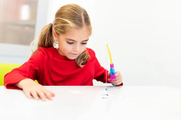 Elementary Age Girl Sesión Terapia Ocupacional Infantil Haciendo Ejercicios Lúdicos —  Fotos de Stock