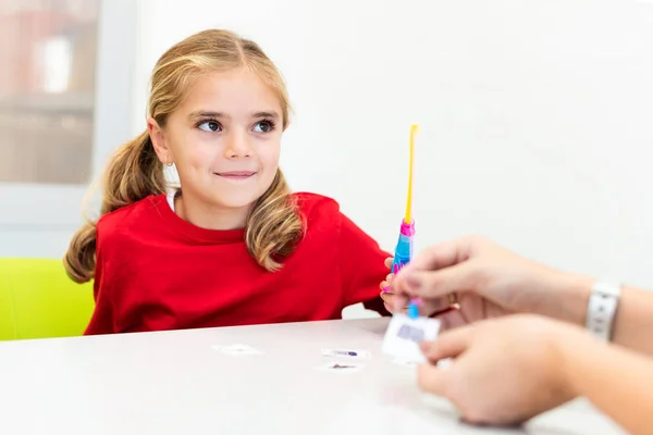 Elementära Ålder Flicka Barn Arbetsterapi Session Gör Lekfulla Övningar Med — Stockfoto