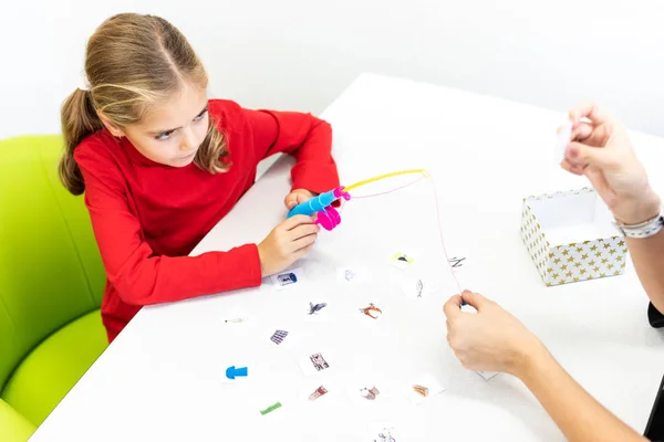 Elementära Ålder Flicka Barn Arbetsterapi Session Gör Lekfulla Övningar Med — Stockfoto