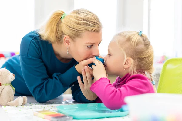 Kleuter Meisje Kind Ergotherapie Sessie Doen Zintuiglijke Speelse Oefeningen Met — Stockfoto