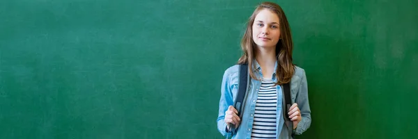 Joven Estudiante Secundaria Sonriente Confiada Pie Frente Pizarra Aula Con — Foto de Stock