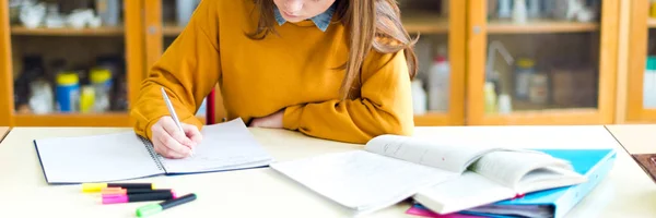 Joven Estudiante Universitaria Clase Química Escribiendo Notas Estudiante Enfocado Aula — Foto de Stock