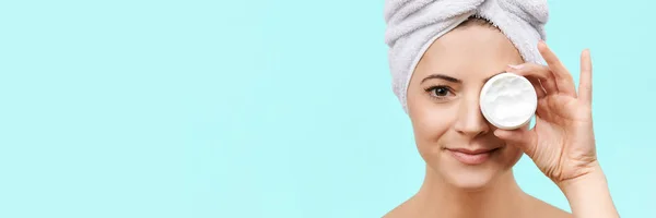 Smiling Mid 30S Woman Holding Moisturizing Cream Front Her Face — Stock Photo, Image