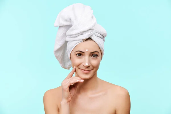 Smiling Mid 30S Woman Moisturizing Cream Her Face Photo Attractive — Stock Photo, Image