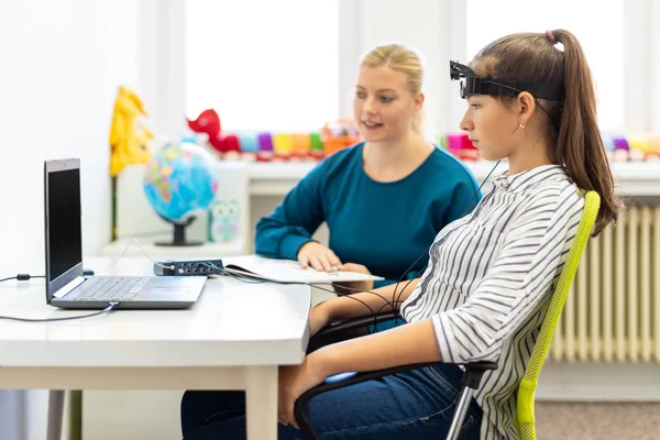 Jovem Adolescente Terapeuta Infantil Durante Sessão Neurofeedback Eeg Conceito Eletroencefalografia — Fotografia de Stock