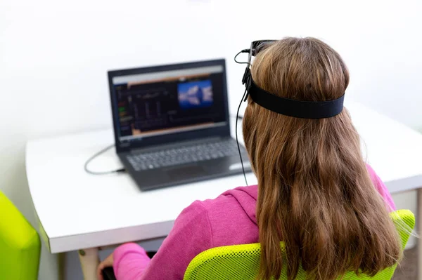 Eeg psikoterapi oturum sırasında genç Genç kız. Elektroansefalografi kavramı. Arkadan görünüm.