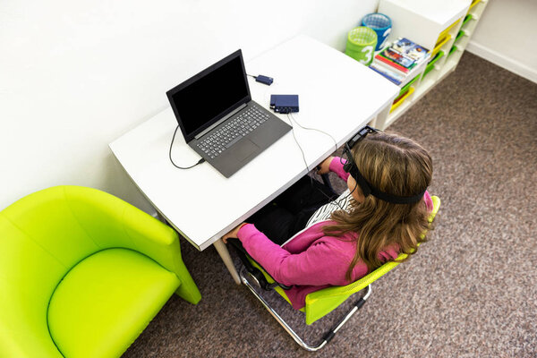 Молодая девушка-подросток во время сеанса электроэнцефалограммы. Концепция электроэнцефалографии. Вид сверху
.