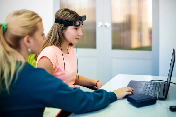 Jovem Adolescente Terapeuta Infantil Durante Sessão Neurofeedback Eeg Conceito Eletroencefalografia — Fotografia de Stock