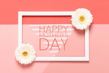 Anneler gününü yaşayan mercan Pantone renk arka plan. Düz açık tebrik kartı güzel gerbera çiçekleri ve resim çerçevesi ile alay etmek yatıyordu.