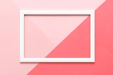 Soyut geometrik yaşam mercan ve pastel pembe düz kağıt arka plan yattı. Boş resim çerçevesini sahte kadar minimalizm, geometri ve simetri şablonuyla.