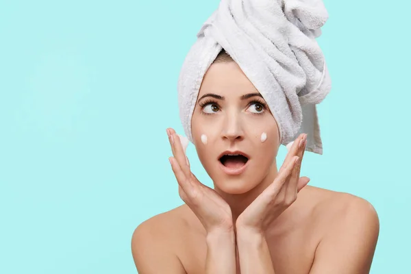 Mulher Meados Dos Anos Atraente Usando Limpador Facial Espuma Suave — Fotografia de Stock