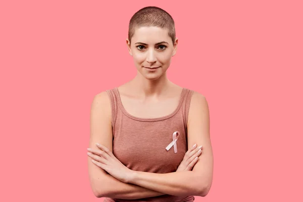 Smiling Mid 30S Woman Cancer Survivor Wearing Pink Breast Cancer — Stock Photo, Image