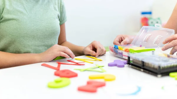 Therapeut Tienermeisje Helpen Met Leerproblemen Tijdens Therapie Van Het Kind — Stockfoto