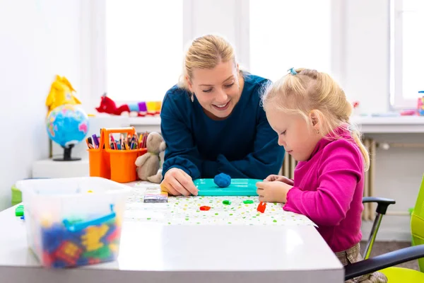 Kleuter Meisje Kind Ergotherapie Sessie Doen Zintuiglijke Speelse Oefeningen Met — Stockfoto