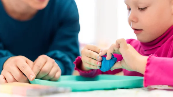 Kleuter Meisje Kind Ergotherapie Sessie Doen Zintuiglijke Speelse Oefeningen Met — Stockfoto