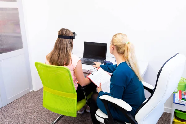 Jovem Adolescente Terapeuta Infantil Durante Sessão Neurofeedback Eeg Conceito Eletroencefalografia — Fotografia de Stock