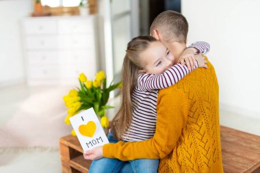 Annesi genç kanser hastası, ev yapımı seviyorum anne tebrik kartı veren çok güzel genç kız. Aile kutlama kavramı. Mutlu anneler günü ya da doğum günü arka plan.