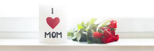 Днем Матери Днем Рождения Домашние Открытки Букет Красных Роз Подоконнике — стоковое фото
