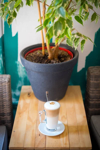 Köstlichen Café Latte Hohem Glas Auf Einem Tisch Cafeteria Oder — Stockfoto