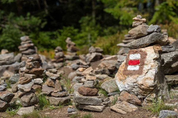 Vandring Trail Sign Mark Målade Sten Stacken Zen Stenar Vägen — Stockfoto