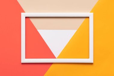 Soyut geometrik yaşam mercan, sarı ve beyaz Düz Kağıt arka plan yattı. Boş resim çerçevesini sahte kadar minimalizm, geometri ve simetri şablonuyla.