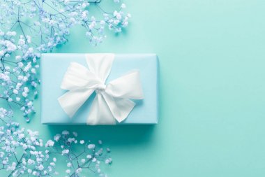 Babalar günü arka plan, beyaz çiçekli mavi arka plan ve hediye