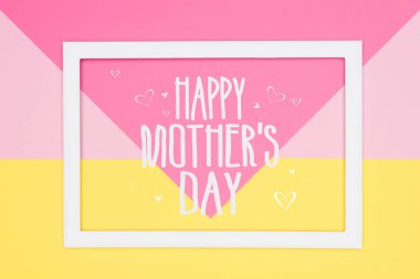 Happy Mothers Day soyut geometrik pastel pembe ve sarı kağıt düz arka plan yatıyordu. Minimalizm, geometri ve simetri tebrik kartı.