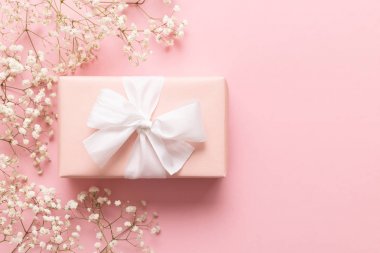 Anneler günü kartı, pembe arka plan beyaz çiçek ve hediye ile
