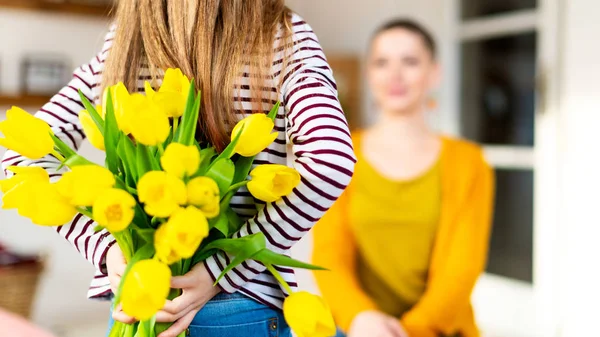 Felice Festa Della Mamma Compleanno Sfondo Adorabile Ragazza Sorprende Sua — Foto Stock