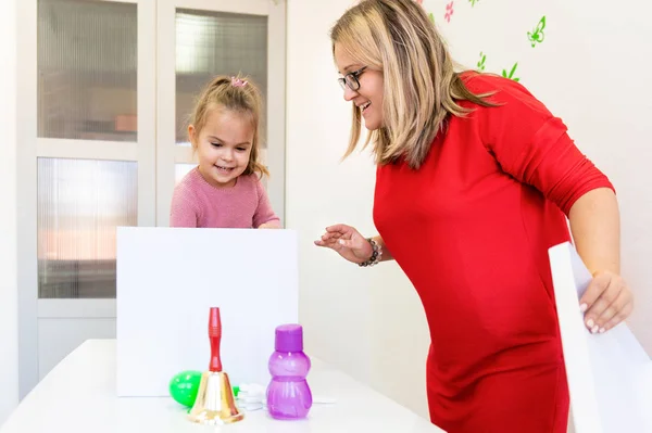 Kleuter Meisje Kind Ergotherapie Sessie Doen Zintuiglijke Speelse Oefeningen Met — Stockfoto