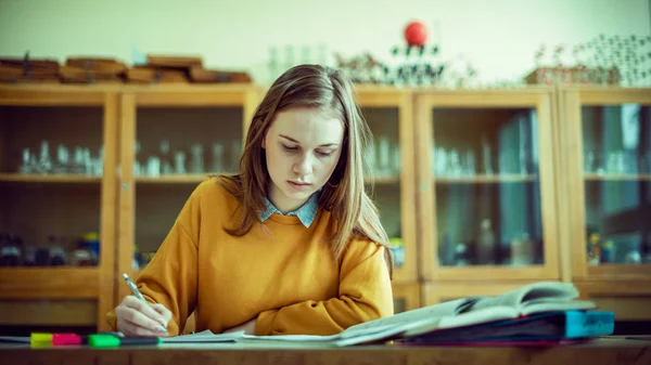 Joven Estudiante Universitaria Clase Química Escribiendo Notas Estudiante Enfocado Aula —  Fotos de Stock