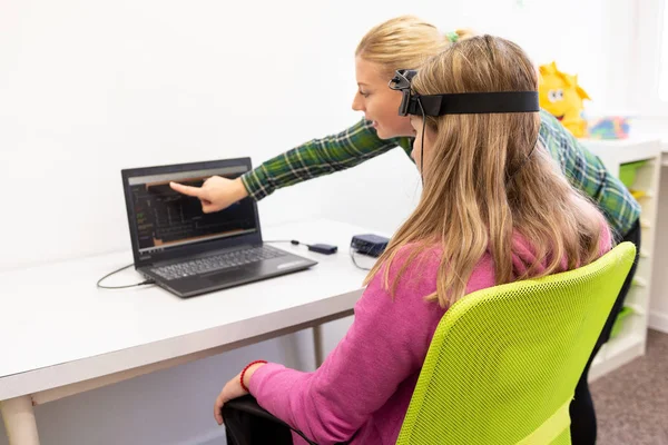 Jovem Adolescente Terapeuta Infantil Durante Sessão Neurofeedback Eeg Conceito Eletroencefalografia — Fotografia de Stock