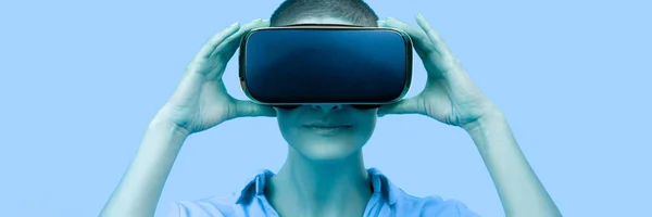 Mujer Joven Con Gafas Realidad Virtual Mujer Con Gafas Sobre —  Fotos de Stock