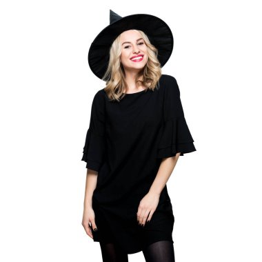 Çekici genç kadın giyinmiş beyaz arka plan üzerinde izole halloween kılık cadı. Şehvetli Halloween cadı stüdyo portre. 