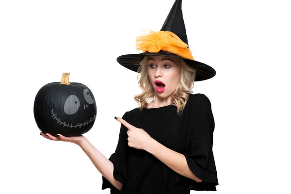 Attraktive Junge Frau Halloween Hexenkostüm Die Einen Großen Schwarzen Kürbis — Stockfoto