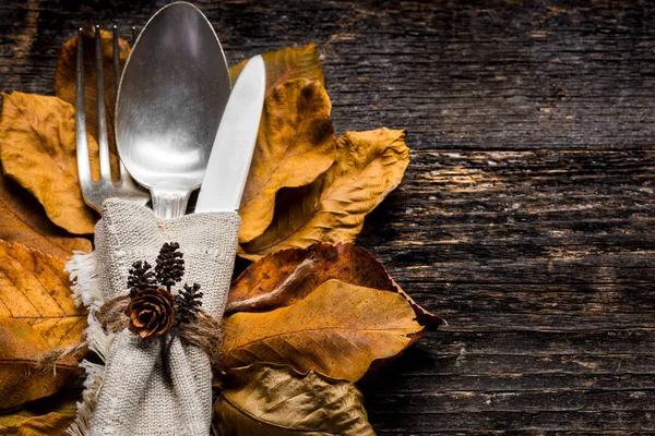 Erntedankmahlzeit Saisonale Tischdekoration Erntedank Herbstplatzgestaltung Mit Besteck Und Arrangement Bunter — Stockfoto