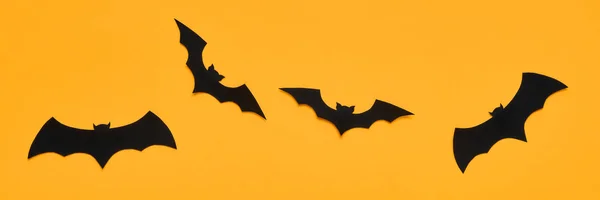 Хэллоуин Украшения Концепции Черные Бумажные Летучие Мыши Летят Оранжевом Фоне — стоковое фото